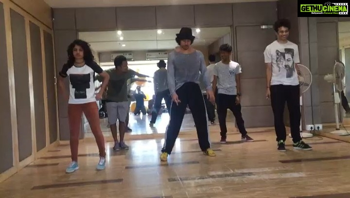 Tiger Shroff Instagram - Lots of effort went into this and I'm sure you'll be happy to watch it! So check out #MunnaMichael's @zeecinema Premiere tonight at 9 PM! #MunnaMichaelOnZeeCinema