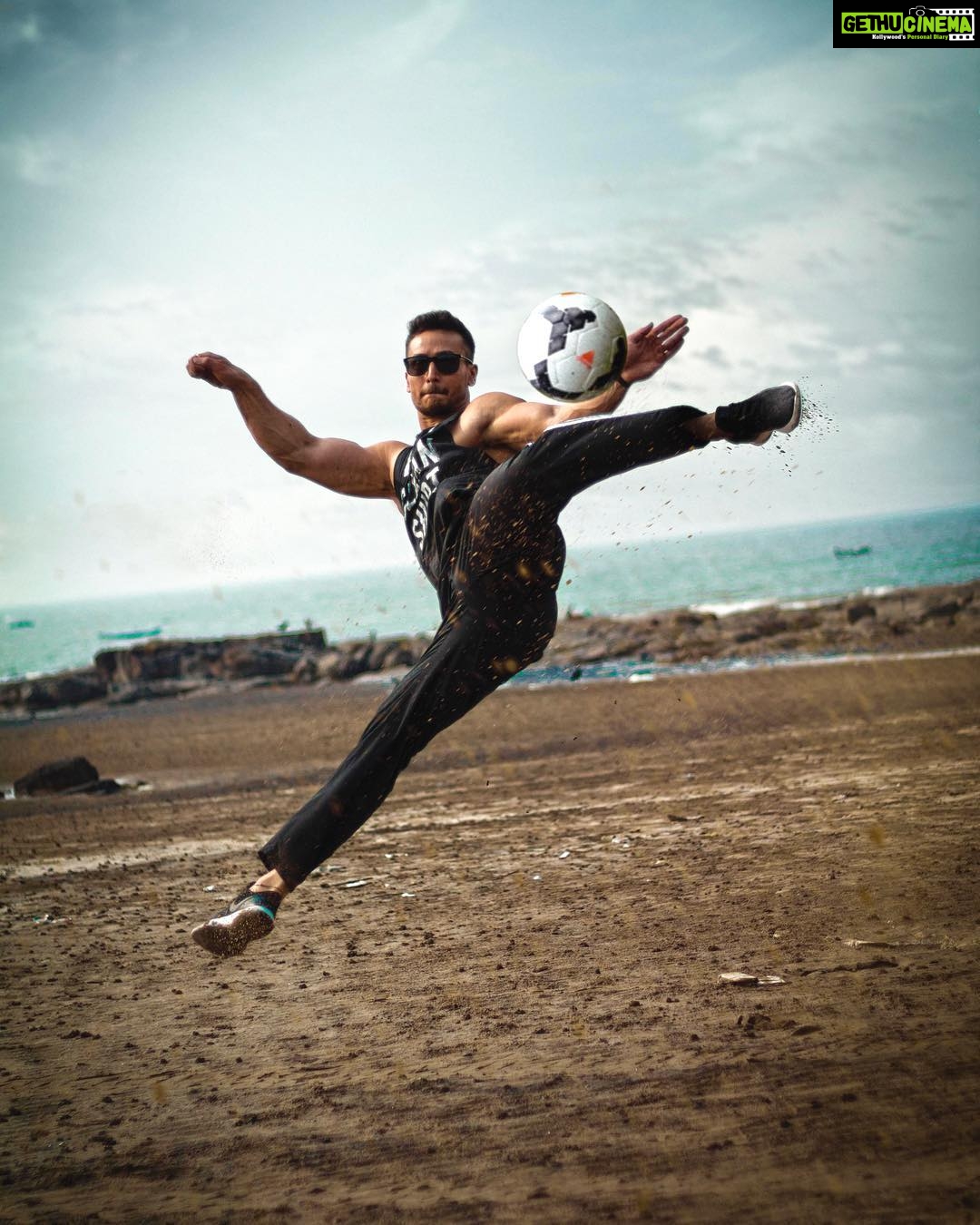 Tiger Shroff Instagram - #inbetweenshots #takingafewshots #📷 @shariquealy