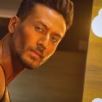 Tiger Shroff Instagram - #preshowgameface #shotwithiphonex