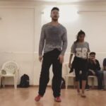 Tiger Shroff Instagram – #screenawards #mykindofcardio #dancingafterawhile #dustingtherustoff