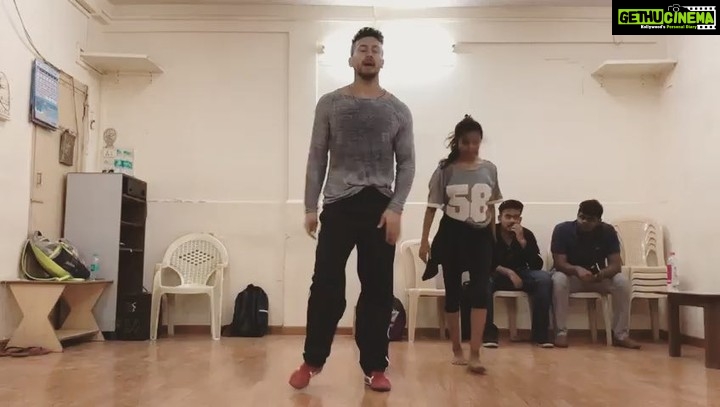 Tiger Shroff Instagram - #screenawards #mykindofcardio #dancingafterawhile #dustingtherustoff