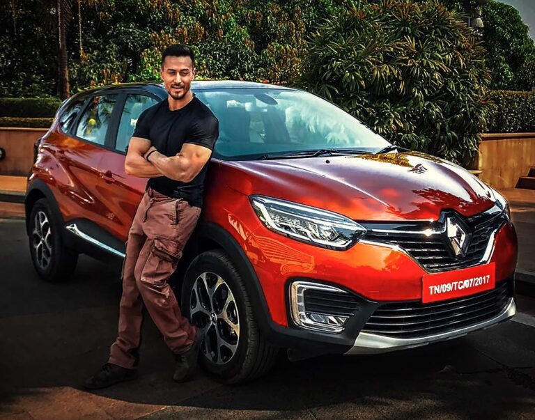 Tiger Shroff Instagram - A Big SUV, very stylish, high Stance, great features – what else can you ask for! Excited to test drive this stylish #RenaultCAPTUR @RenaultIndia #Instashot #TestedbyTiger