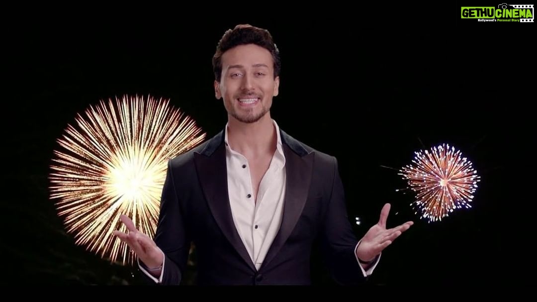 Tiger Shroff Instagram - @oksirhk wishes you all a very #HappyDiwali. 😊