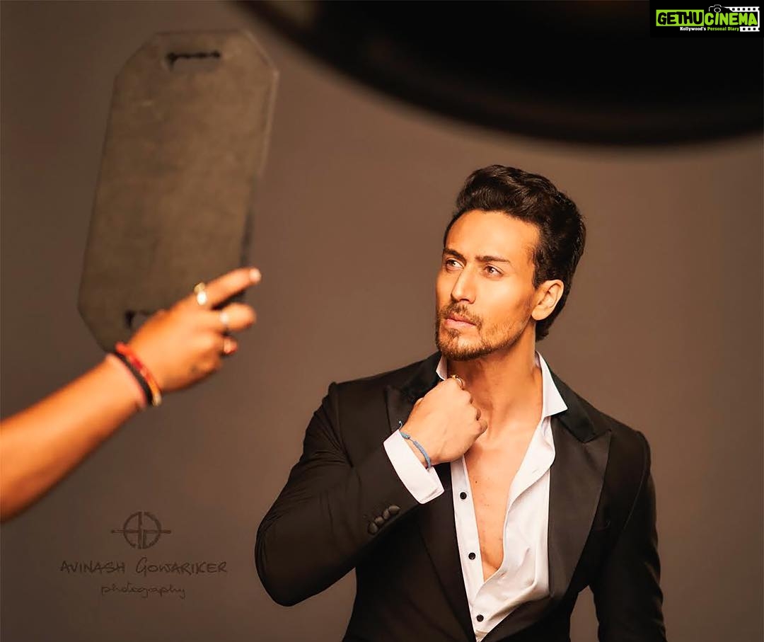Tiger Shroff Instagram - #Repost @avigowariker #BehindTheScenes with the super energetic & talented Dude @tigerjackieshroff! Looks like he's getting used to his cool new hair cut!! Love it! #BTS #TigerShroff #POTD #InstaShot - Tiger Shroff Instagram - #Repost @avigowariker #BehindTheScenes with the super energetic & talented Dude @tigerjackieshroff! Looks like he's getting used to his cool new hair cut!! Love it! #BTS #TigerShroff #POTD #InstaShot -