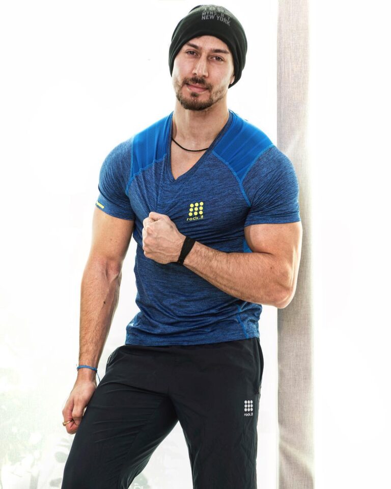 Tiger Shroff Instagram - Nothing is unachievable unless you think it is. Excited to be the first member of the XCLUSIV #RockIt300 club and receive this super comfortable active wear by @RockItIndia from their limited edition collection. #SweatIsSexy #RockItIndia