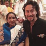Tiger Shroff Instagram – Still as graceful as ever, honour to meet you mam ❤😊 #Repost @asha.bhosle
Ek Hai Tiger 👌🏻
