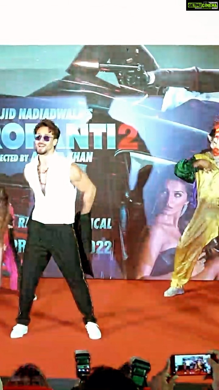 Tiger Shroff Instagram - Felt amazing to be back out there with you all after 2 years❤️thank you for the warm welcome back and see you in the theatre again this eid🤗🤗💥 # Tiger Shroff Instagram - Felt amazing to be back out there with you all after 2 years❤️thank you for the warm welcome back and see you in the theatre again this eid🤗🤗💥 #