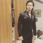 Tiger Shroff Instagram - Miss my ganji n tracks already 😄🙈#BigZeeAwards ❤ - styled by @nitashagaurav