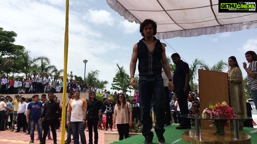 Tiger Shroff Instagram - #Munna jhagda nahi karta, munna sirf udta hai 😊 Thank you #Indore for making us fly 🙏❤️