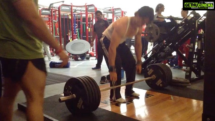 Tiger Shroff Instagram - Found an old training video 🙈 #backintheday #butstillstrongerthantheever #200kgs / #500lbs #deadlifts