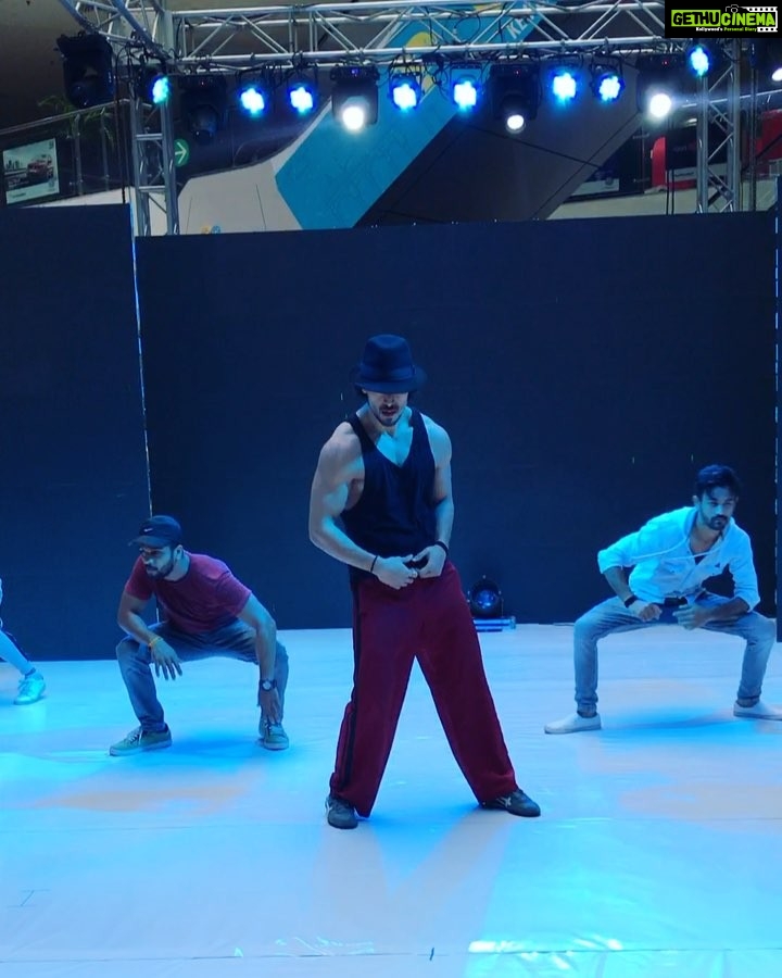Tiger Shroff Instagram - Mj tribute #rehearsing #entry #thewayyoumakemefeel #❤️