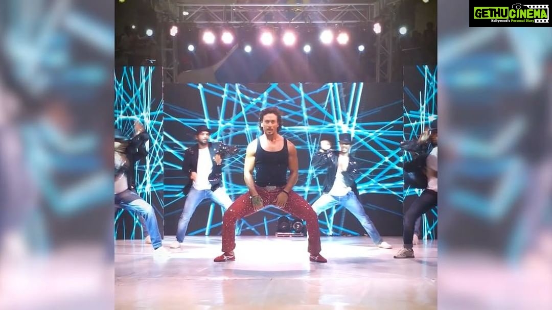 Tiger Shroff Instagram - Thank u #Pune! Love you!#allfortheking #munnamichael