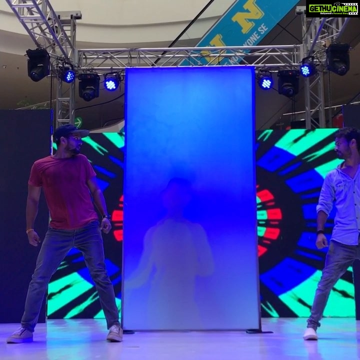Tiger Shroff Instagram - Showtime 🤗 #TigerMJTribute #Pune #ItsAllForLove