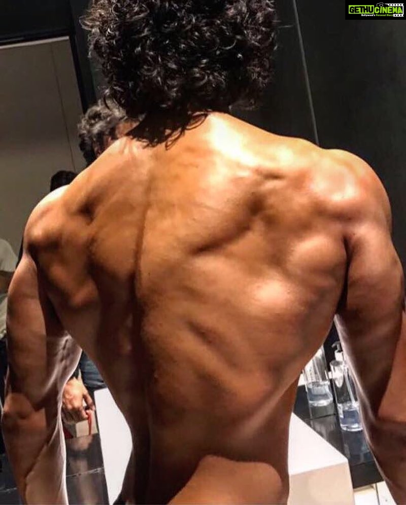Tiger Shroff Instagram - Back to work. Be better than you were yesterday! #mondaymotivation