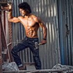 Tiger Shroff Instagram - One brick at a time everyday and soon you'll have a wall. @dabbooratnani