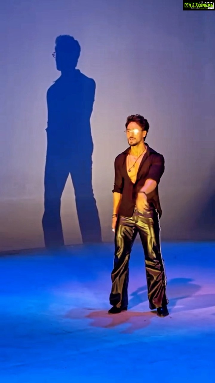 Tiger Shroff Instagram - A little behind the scenes from #poorigalbaat πΊπ€