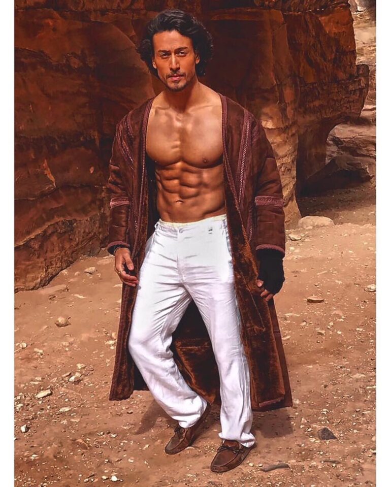 Tiger Shroff Instagram - Trying to blend in...and no thats not a trying to look cool look, just barely keeping my eyes open in the sun 🙈 #munnamichael