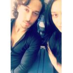 Tiger Shroff Instagram - On our way, Tigers! 👊 @kishushroff @ayeshashroff @thefightleague @billdosanjh @psbhp #superfightleague #bengalurutigers #neverstopfighting Mumbai Airport