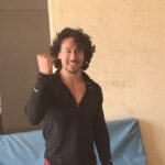 Tiger Shroff Instagram - Go tigerrrrrrsssss!!! #BengaluruTigers #SFLPunjabVSBengaluru #SuperFightLeague #NeverStopFighting @thefightleague @dhruvchaudhary999 @billdosanjh @teamtigershroff