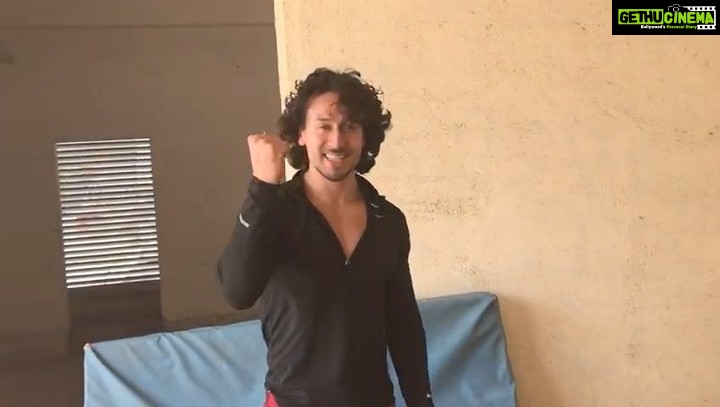 Tiger Shroff Instagram - Go tigerrrrrrsssss!!! #BengaluruTigers #SFLPunjabVSBengaluru #SuperFightLeague #NeverStopFighting @thefightleague @dhruvchaudhary999 @billdosanjh @teamtigershroff