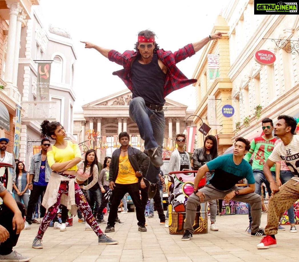 Tiger Shroff Instagram - This one is going to be special 😊❤ #munnamichael @nidhhiagerwal @sabbir24x7 @vikirajani @eros_now @filmsnextgen