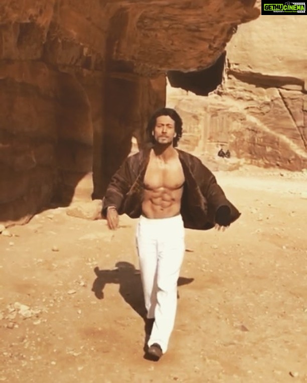 Tiger Shroff Instagram - Trying to walk onto set like the tigers walk into the cage! Awesome show yest! #onset #munnamichael #bengalurutigers #superfightleague