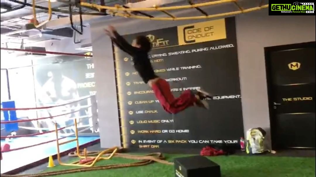 Tiger Shroff Instagram - My kind of playground! Some basic drills to get more explosive on your legs! #motivatedmondays #earlymorntrainingsessions