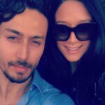Tiger Shroff Instagram - Looking forward to seeing the Tigers roar loud tonight live! @kishushroff #BengaluruTigers @thefightleague ‪#NeverStopFighting