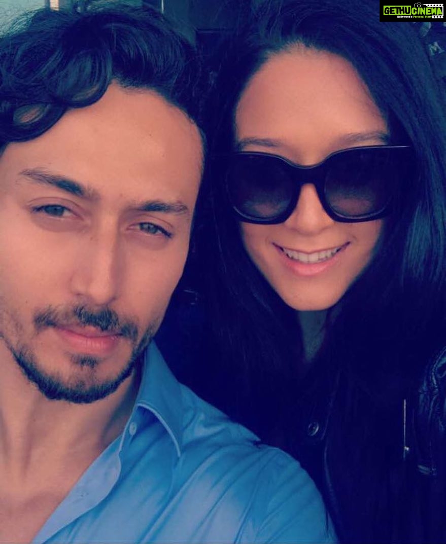 Tiger Shroff Instagram - Looking forward to seeing the Tigers roar loud tonight live! @kishushroff #BengaluruTigers @thefightleague #NeverStopFighting