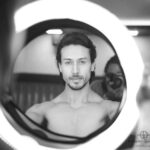 Tiger Shroff Instagram - Another #PostPackUpShot with @avigowariker sir! Such an interesting light! I want one 😄