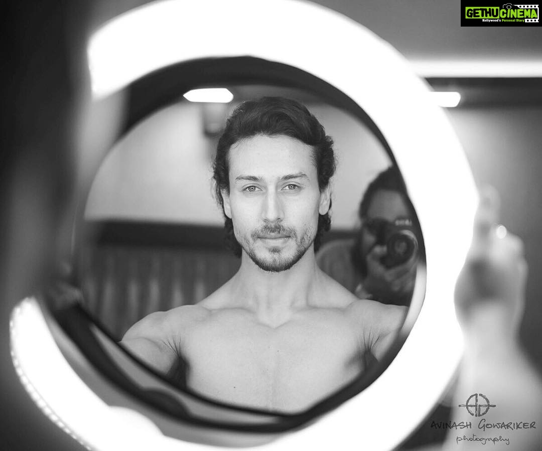 Tiger Shroff Instagram - Another #PostPackUpShot with @avigowariker sir! Such an interesting light! I want one 😄