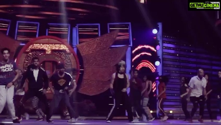 Tiger Shroff Instagram - #filmfareawards2017 #techrehearsals #dancedsohard #apieceofthestagecameoff 😄