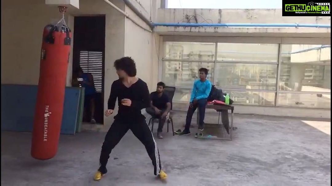 Tiger Shroff Instagram - #backtobasics #heavybagwork #toughestfightyet 🙈