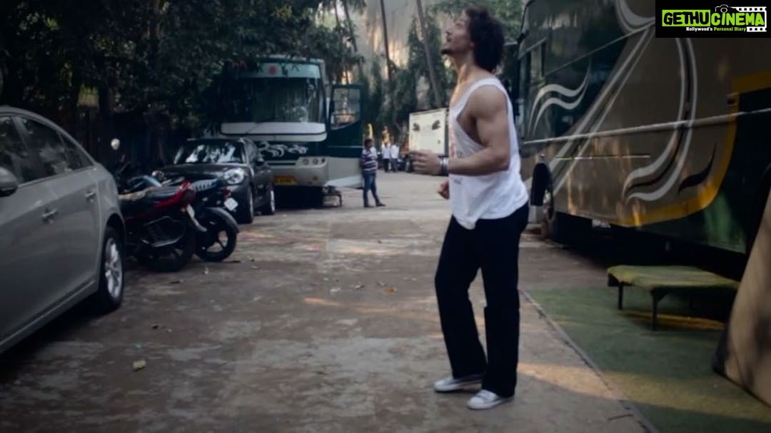 Tiger Shroff Instagram - The 6pm wala effect 😄😊#superpowers #munnamichael