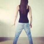 Tiger Shroff Instagram - I was whistling all throughout this one! Still got the moves!!! @kritisanon #beatpebootychallenge #afj