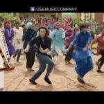 Tiger Shroff Instagram - Be a part of the celebration of the year & spread joy with #BhangdaPa! Out now! (Link in bio) http://bit.ly/BhangdaPa @jacquelinef143 @remodsouza
