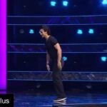 Tiger Shroff Instagram - Was blessed to be a part of my super director's super dance show! #inspired #talent #aflyingjattpromotions #thisweekend #Repost @starplus ・・・ The #AFlyingJatt superstar @tigerjackieshroff is sure to amaze you with his stunning moves! Double tap if you’re looking forward to watch him flaunt some cool moves on Dance+ 2, This Sat-Sun at 8 PM. #DancePlus2 #DancePus #Dance #DanceForever #Dance #DanceIsLife #DanceAllNite #Street #StarPlus #StarNetwork  #TigerShroff