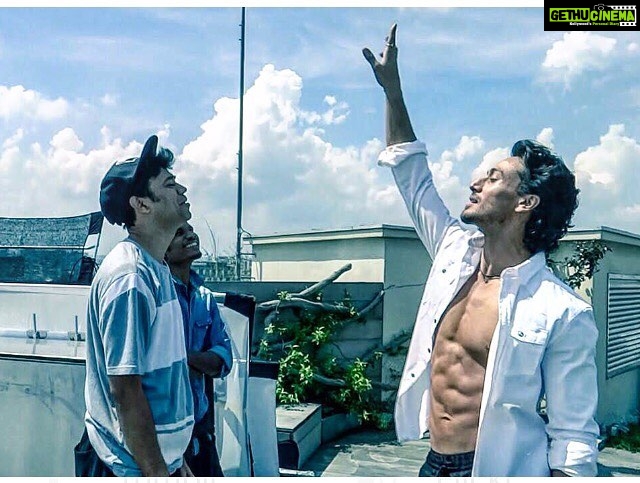 Tiger Shroff Instagram - Those who reach touch the clouds. @pareshirodkar #befikra #behindthescenes #touchtheclouds #7millionviews