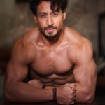 Tiger Shroff Instagram – Half asleep half naked but @avigowariker doesnt care🤪another one with the main man! #postpackupshot