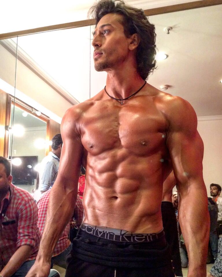 Tiger Shroff Instagram - About to get on stage to perform 😊 wish me luck guys! #FBB #MissIndia2016