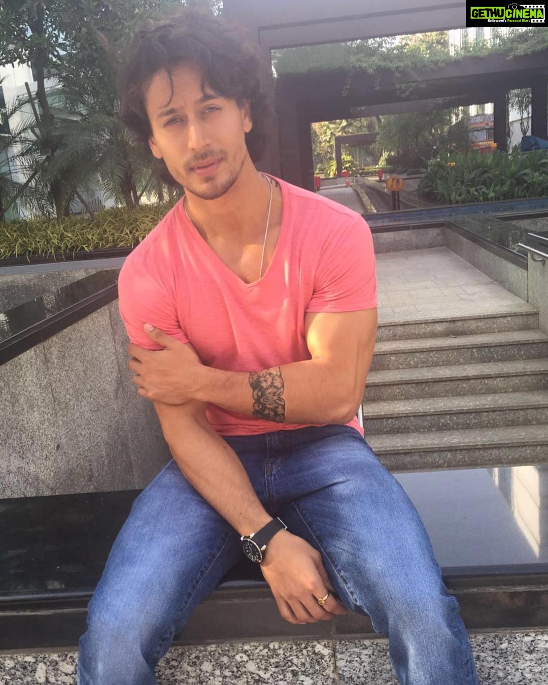 Tiger Shroff Instagram - ❤️😊 #sitting #waiting #oneweektogo