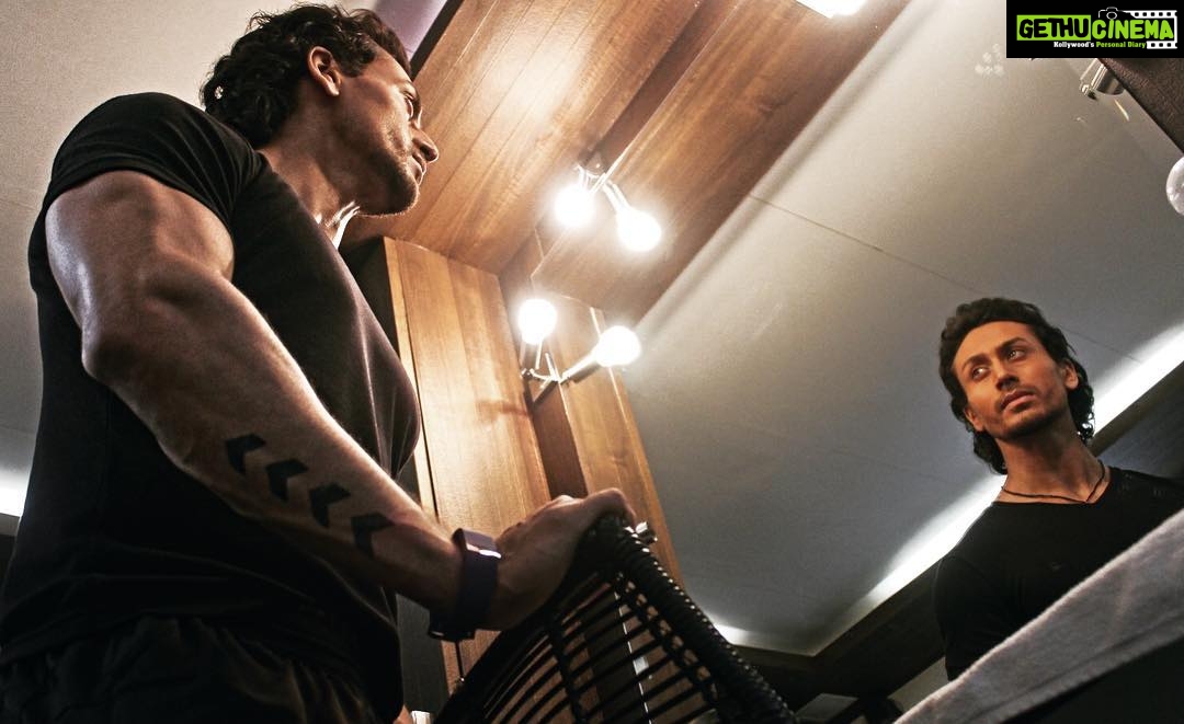 Tiger Shroff Instagram - @fitbitin has been one of my most favourite weapons of all time! #ninjamodeon #baaghi #april29