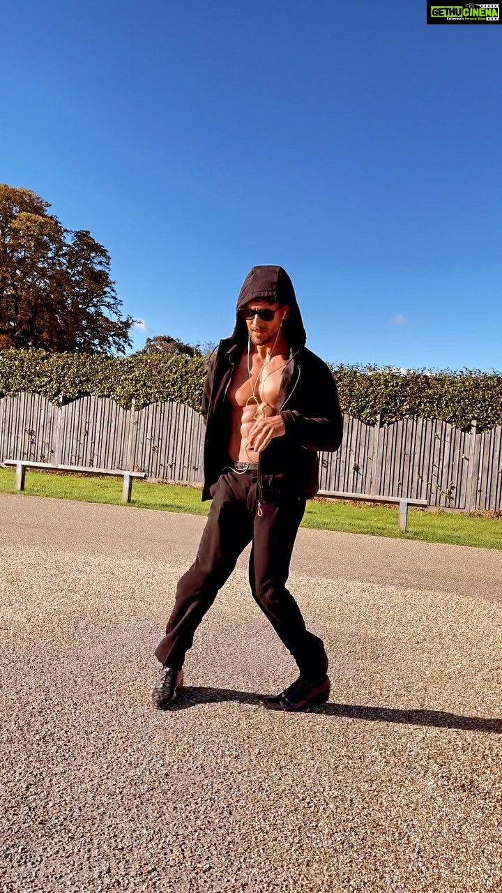 Tiger Shroff Instagram - Trying to rem how it went #horriblememory 😅#morncardio #casanova #1year ❤️