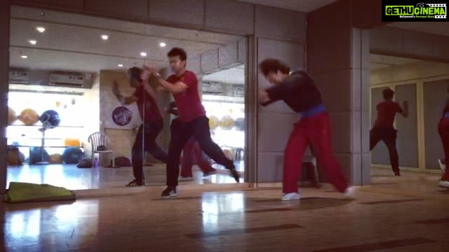 Tiger Shroff Instagram - Happy new year #Hrithik sir and team @hrxbrand! With great power comes great responsibility. Let's use our powers to their full potential this year 😊 1/2