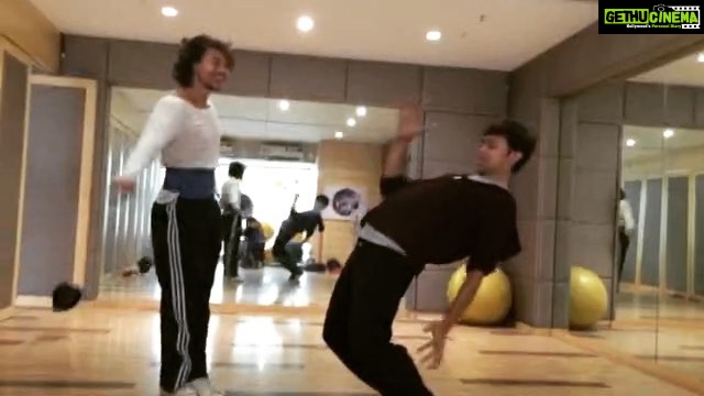 Tiger Shroff Instagram - Jamming and fooling around with my guru ji after a long time! @pareshshirodkar @jueevaidya #needtodustofftherust 2/2