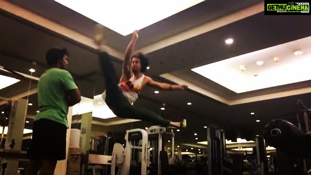 Tiger Shroff Instagram - Still trying to burn off the ice cream 😄 #oneofmycharactersfavmoves #jumpspinsplit #360 #baaghi