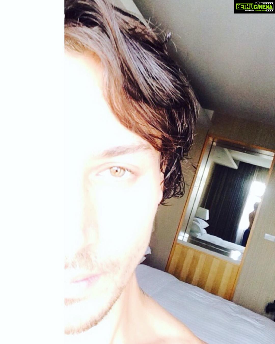 Tiger Shroff Instagram - Keep spreading the love and light guys ❤️ have a good weekend!