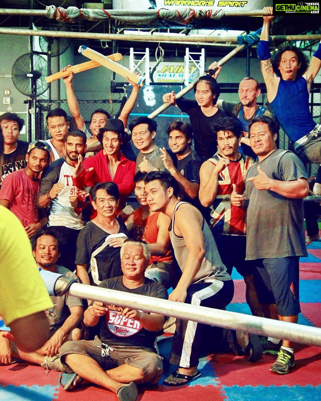 Tiger Shroff Instagram - End of a long day of training. Inspired and motivated by the talent around me. I think we are ready 😊🙏 #baaghi #thaivsindianwarriors