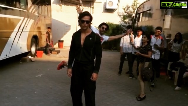 Tiger Shroff Instagram - Guess who paid me a surprise visit! Blazing #Bajirao! Good luck @ranveersingh on your next and biggest blockbuster!