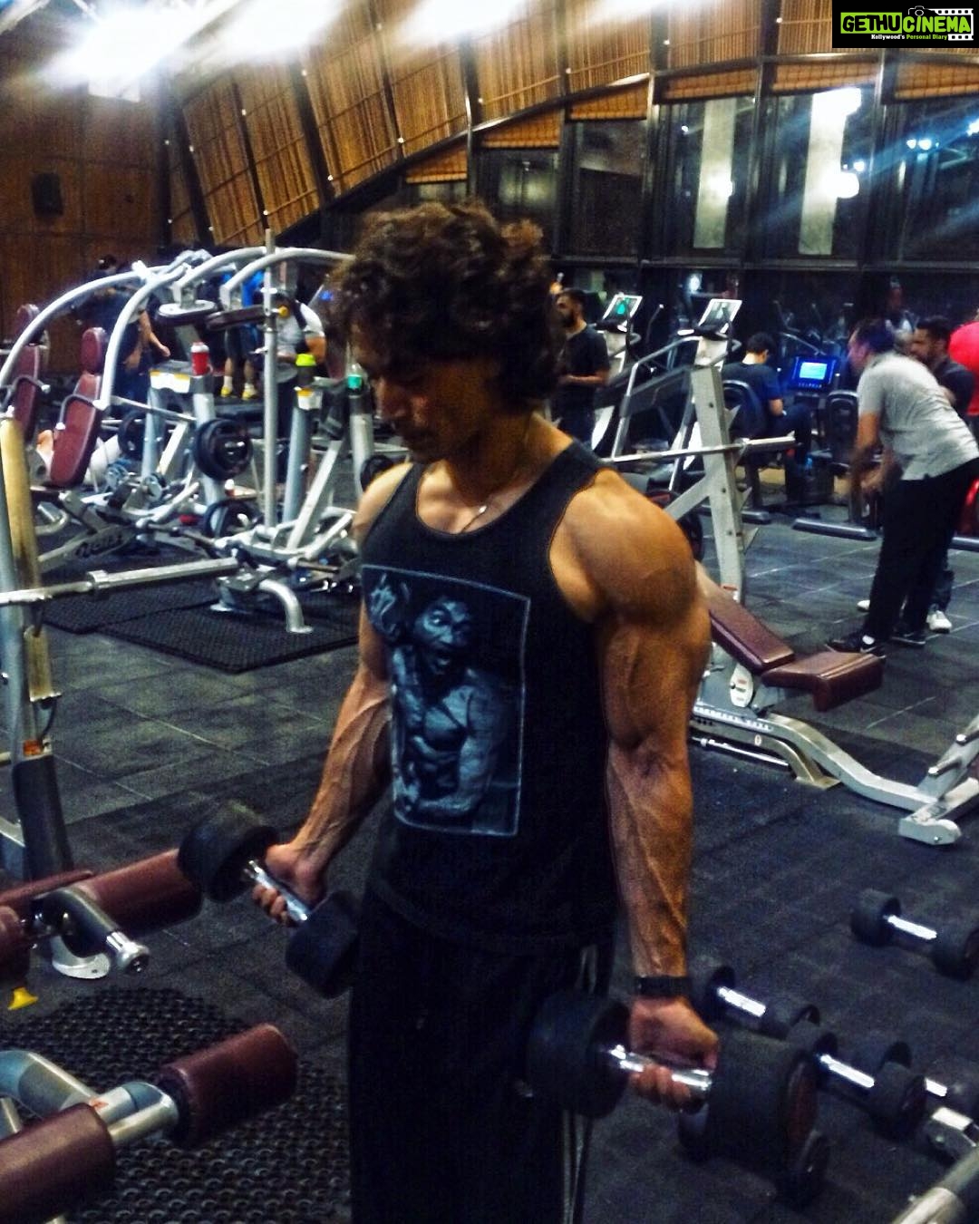 Tiger Shroff Instagram - Feels great to have contributed 10500 to #GenesisFoundation just by adding steps to my @FitbitIN #GoaRnB
